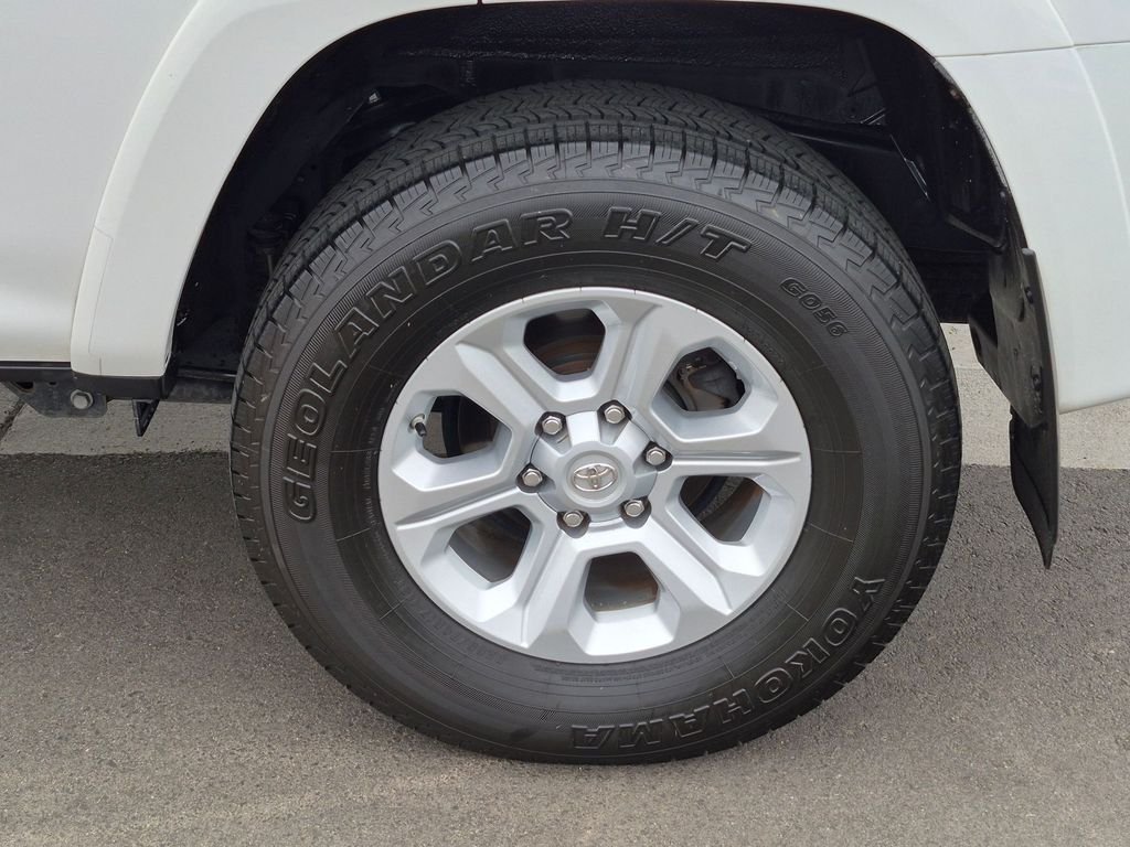Used 2016 White Toyota SR5 image 32