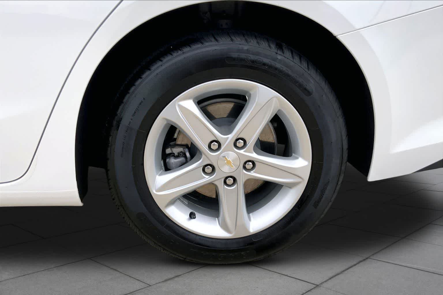 Used 2024 Summit White Chevrolet LT image 11