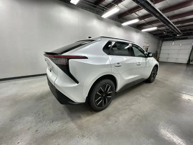 New 2026 Wind Chill Pearl <sup>1</sup> Toyota  XLE image 8