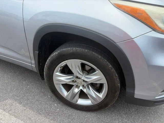 Used 2015 Silver Toyota Limited Platinum V6 image 13