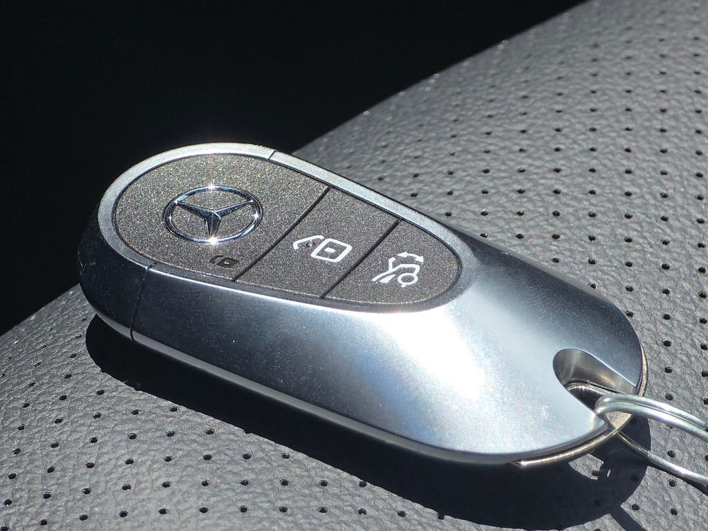 Used 2026 Alpine Grey Mercedes-Benz GLC 300 image 39