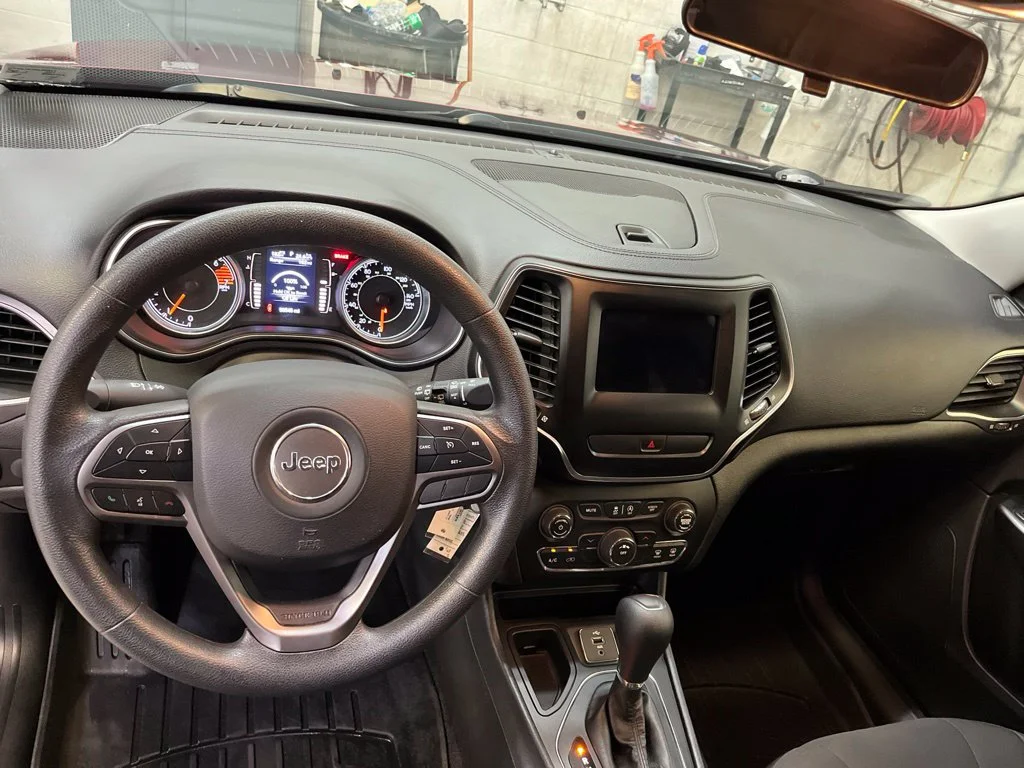 Used 2019 Red Jeep Latitude image 18