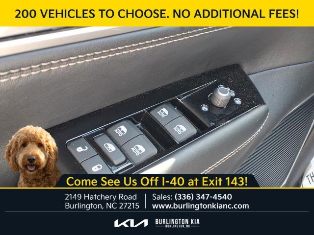 Used 2025 Diamond Black Crystal Pearlcoat Jeep Base image 17