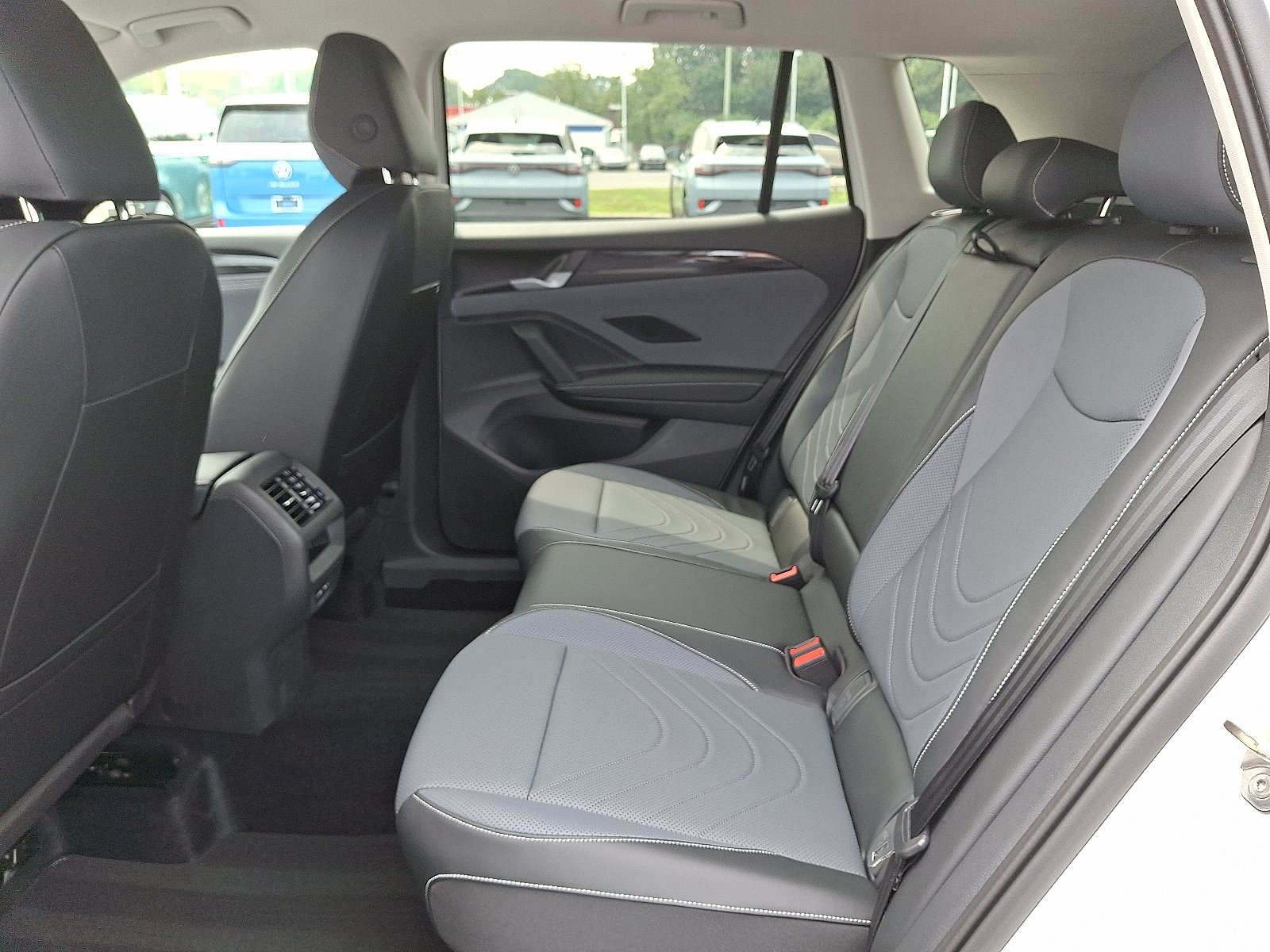 2025 Volkswagen Tiguan SE photo 4