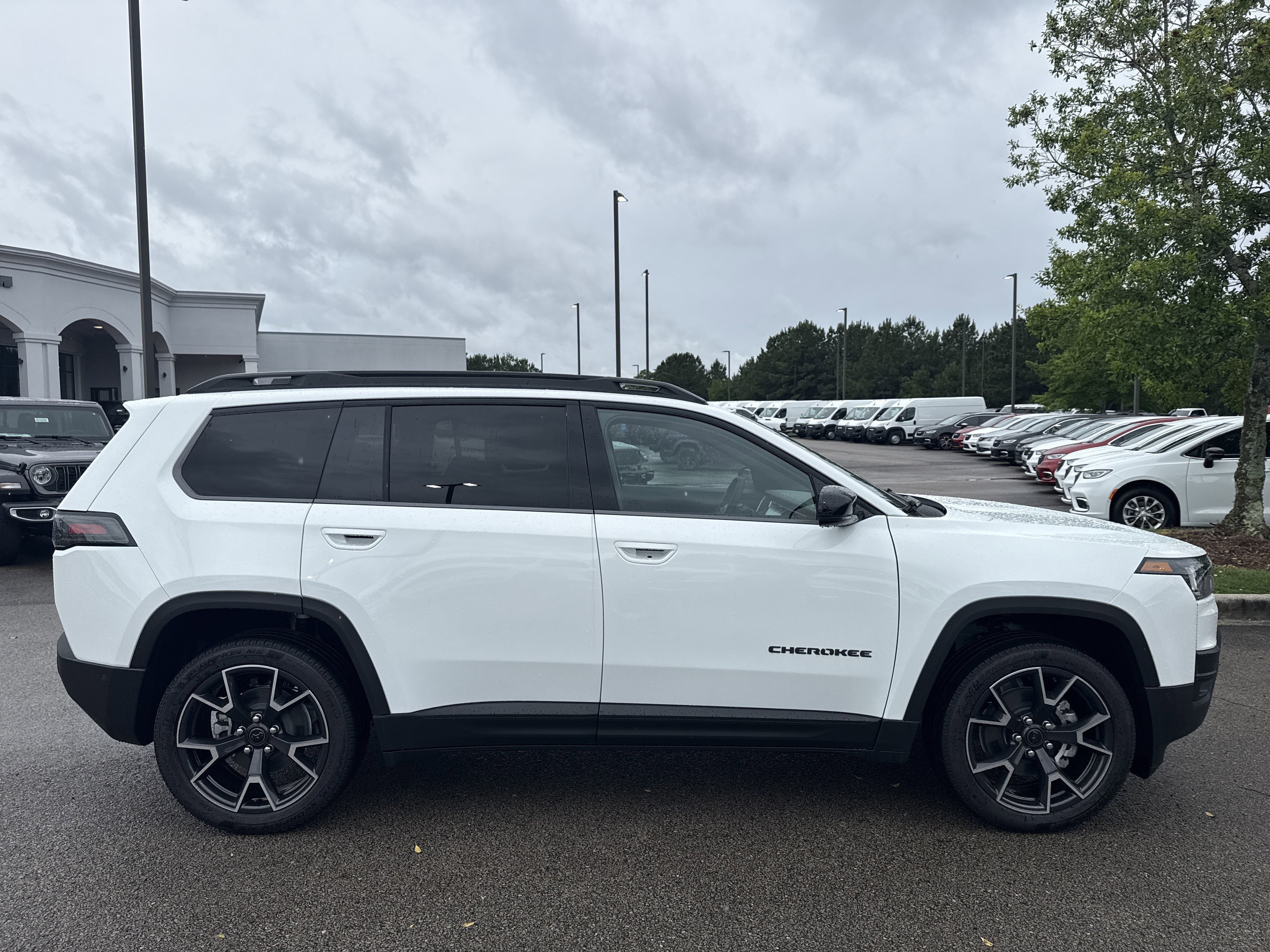New 2026 Bright White Clear-Coat Exterior Paint Jeep Overland image 8
