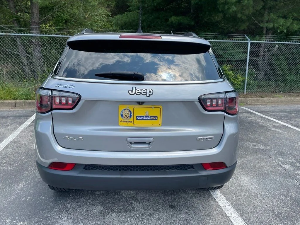 Used 2022 Silver Jeep Latitude image 4