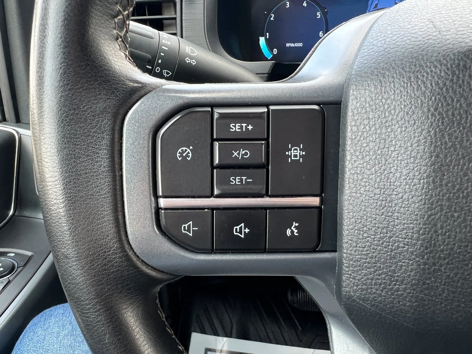 Used 2024 Silver Ford XLT image 13