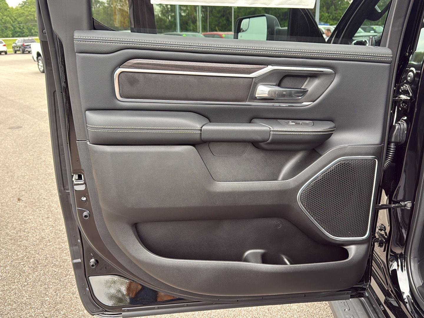 New 2026 Diamond Black Crystal Pearl-Coat Exterior Paint RAM Laramie image 24