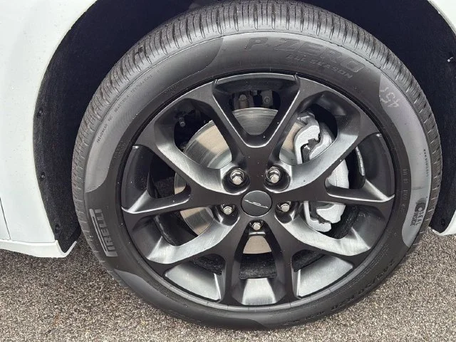 New 2027 White/off-white Chrysler Select image 17