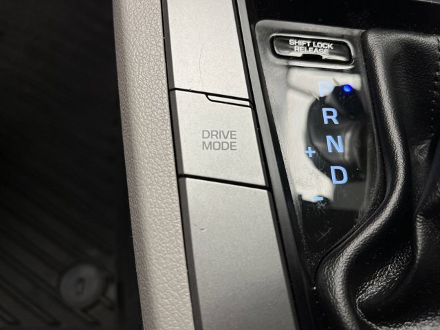 Used 2017 Shale Gray Metallic Hyundai SE image 12