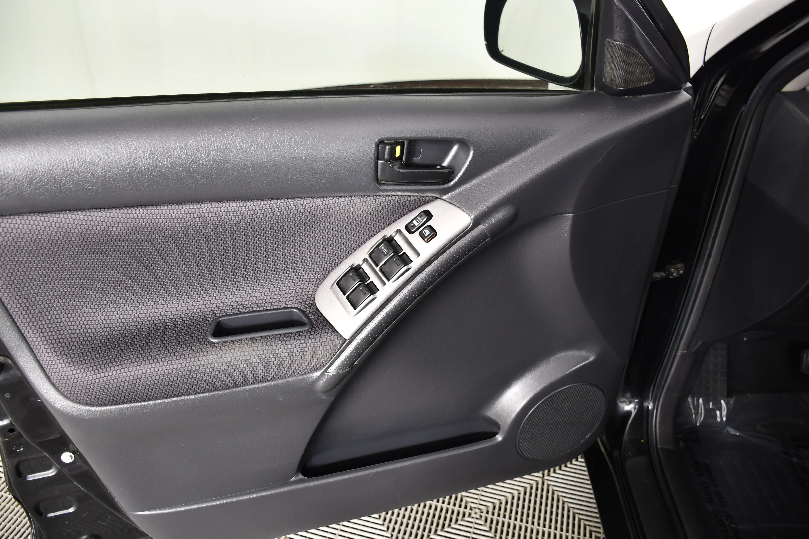 Used 2005 Abyss Black Pontiac Base image 30