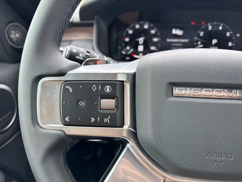 Used 2025 White Land Rover Dynamic SE image 22