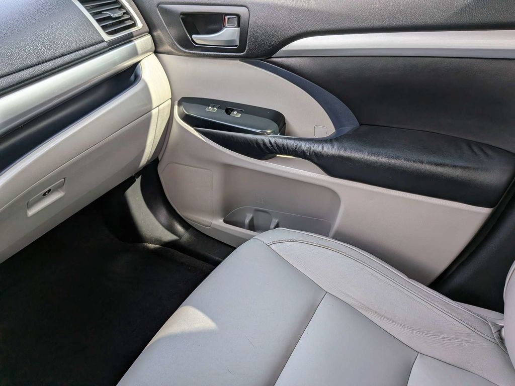 Used 2016 Gray Toyota XLE V6 image 17