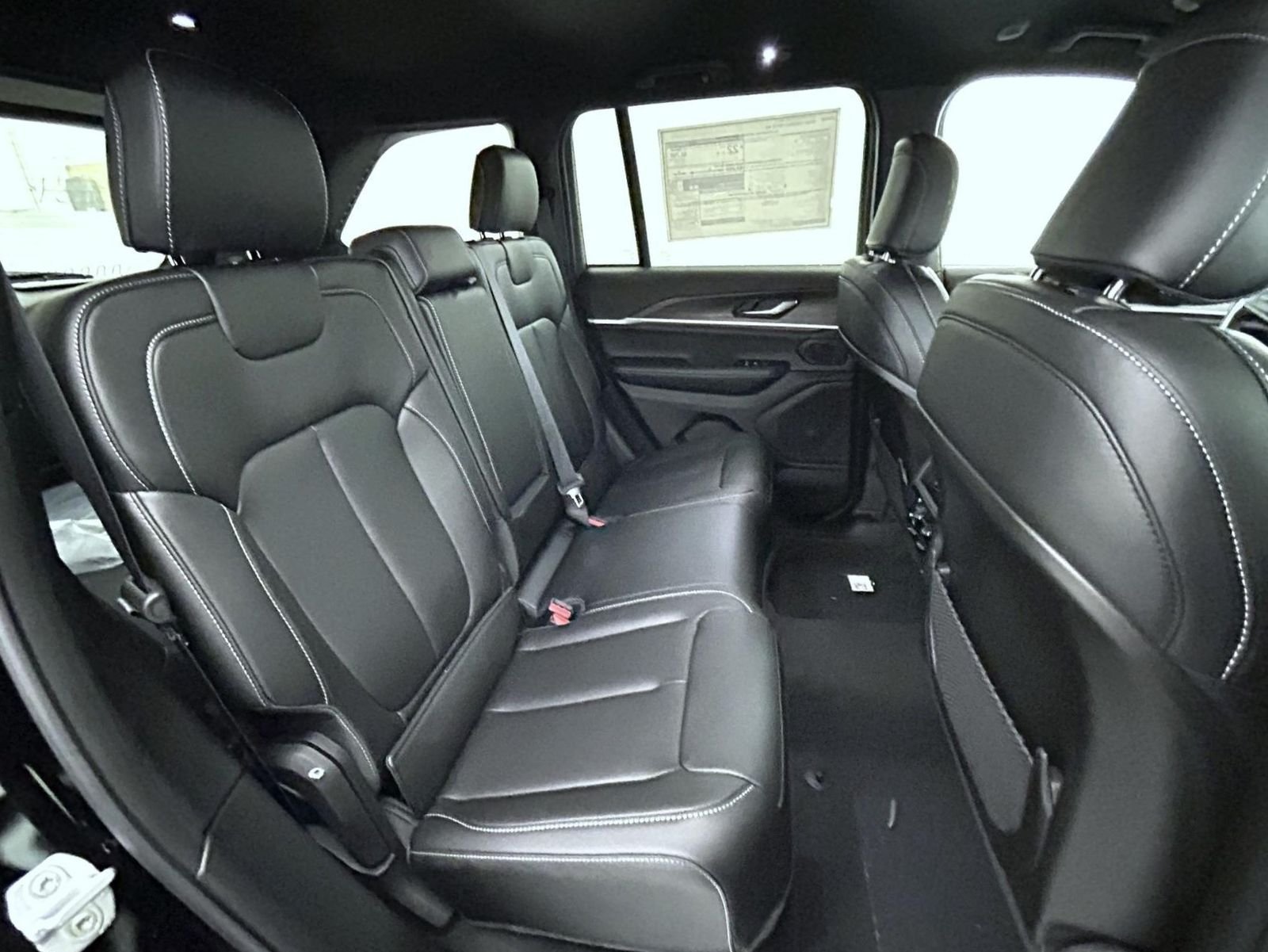 New 2026 Diamond Black Crystal Pearl-Coat Exterior Paint Jeep Limited image 18