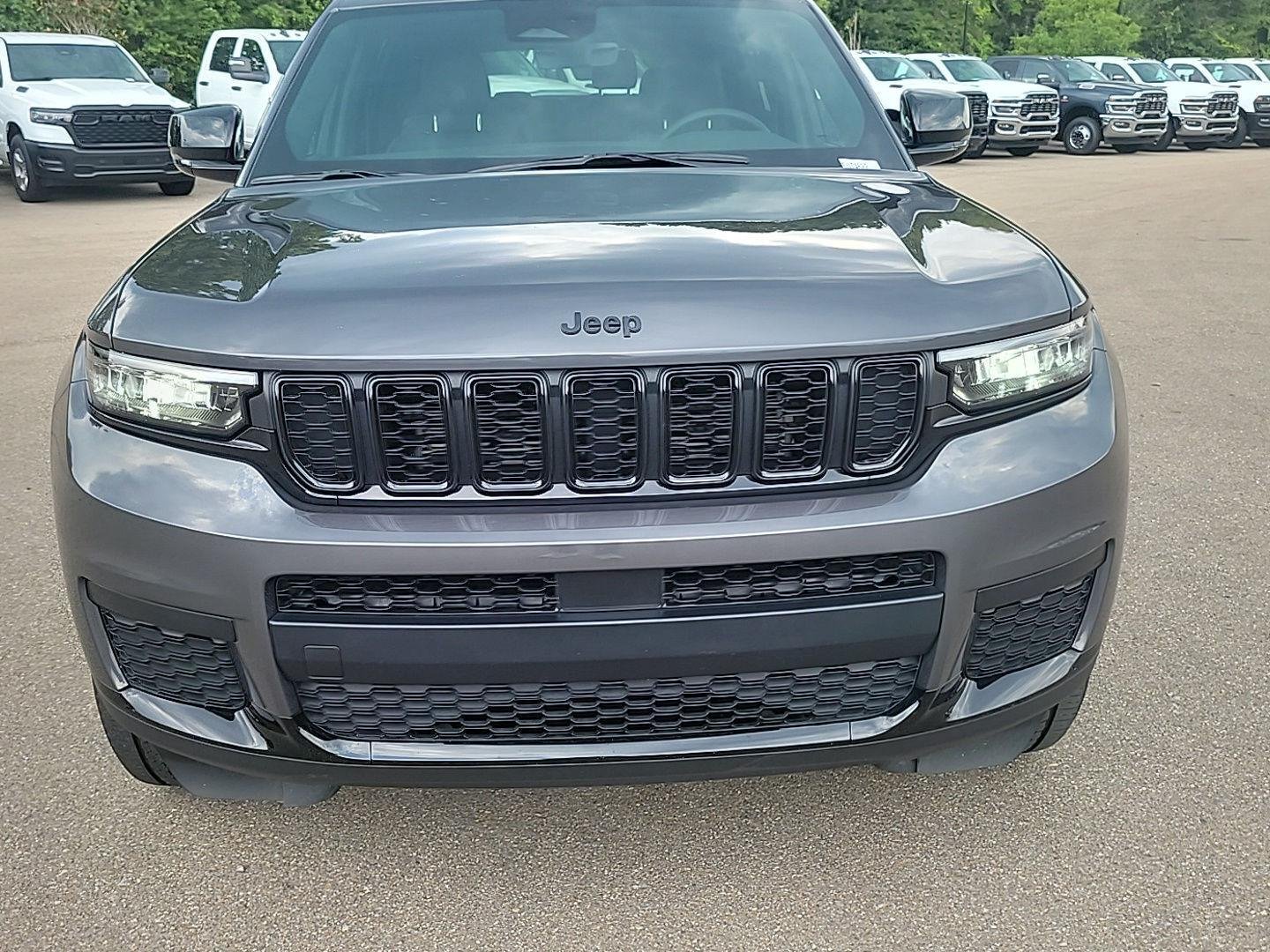 Used 2025 Baltic Gray Metallic Clearcoat Jeep Altitude X image 25