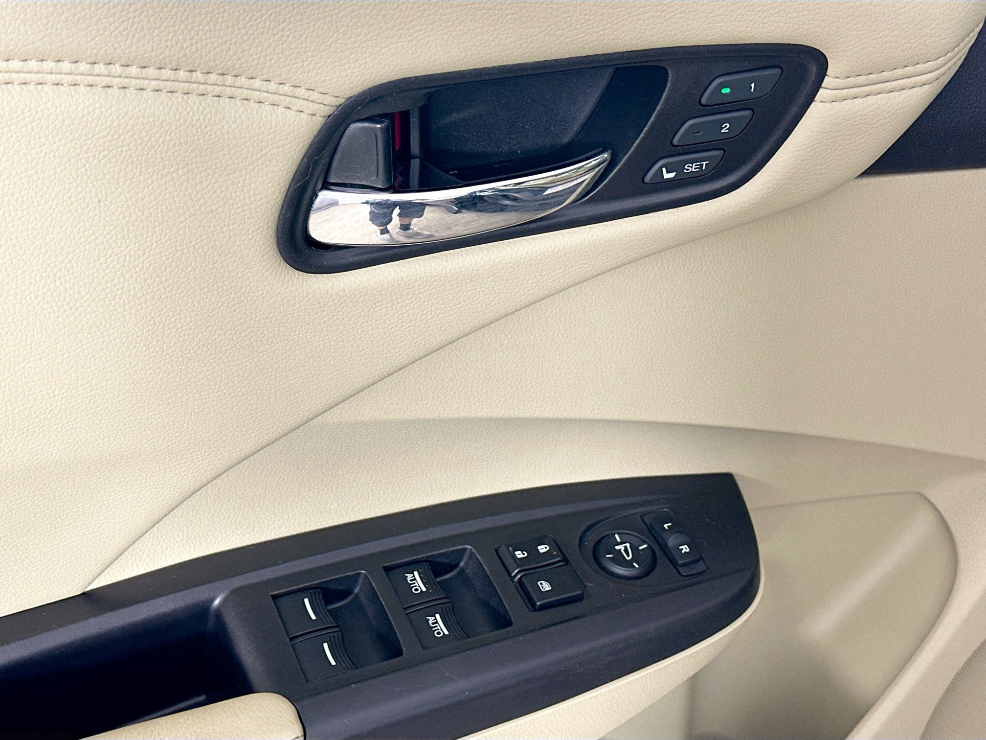Used 2013  Acura Tech Pkg image 17
