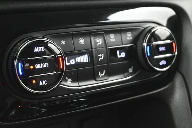 Used 2023 SUNSET GLOW METALLIC Buick Select image 18