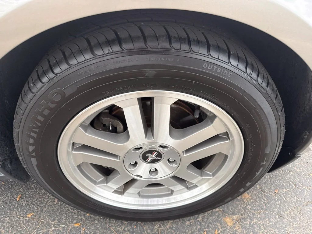 Used 2009 Gray Ford V6 image 3
