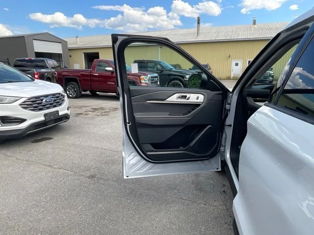 New 2026 Space White Metallic Ford Active image 27