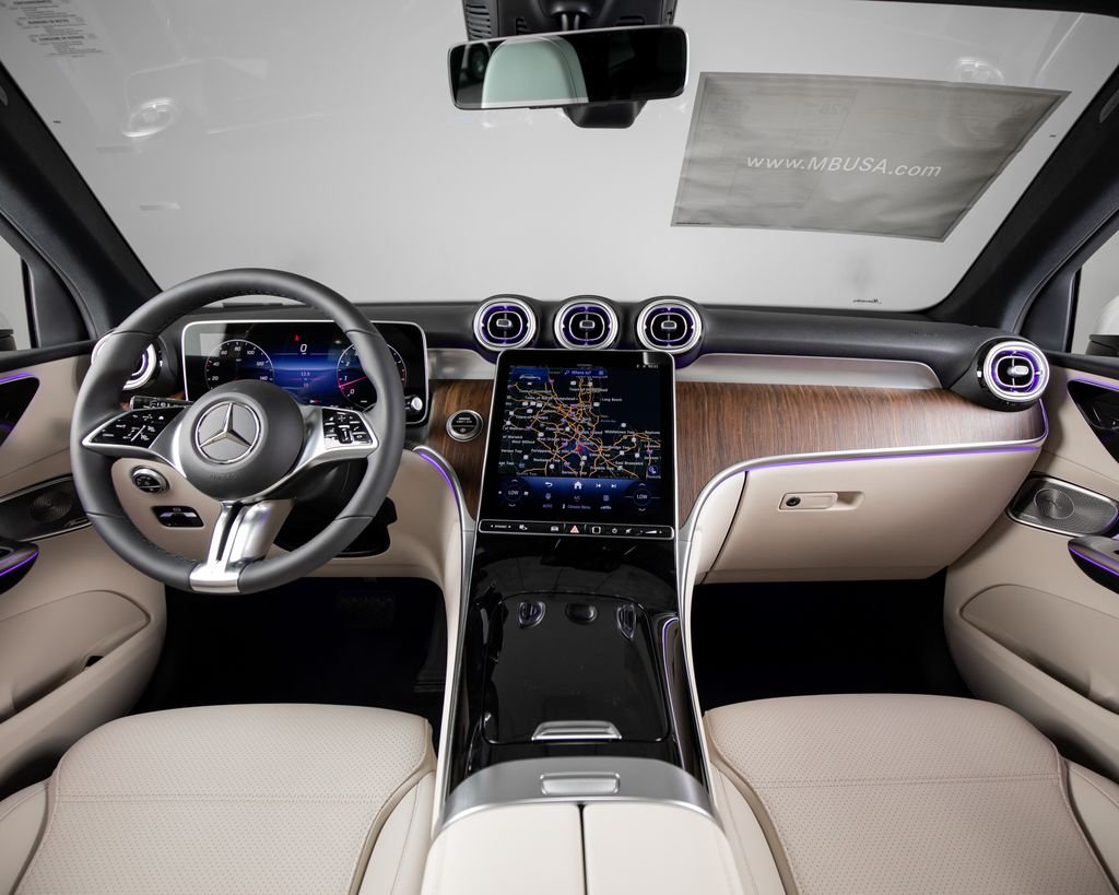 New 2026 Polar White Mercedes-Benz GLC 300 image 7