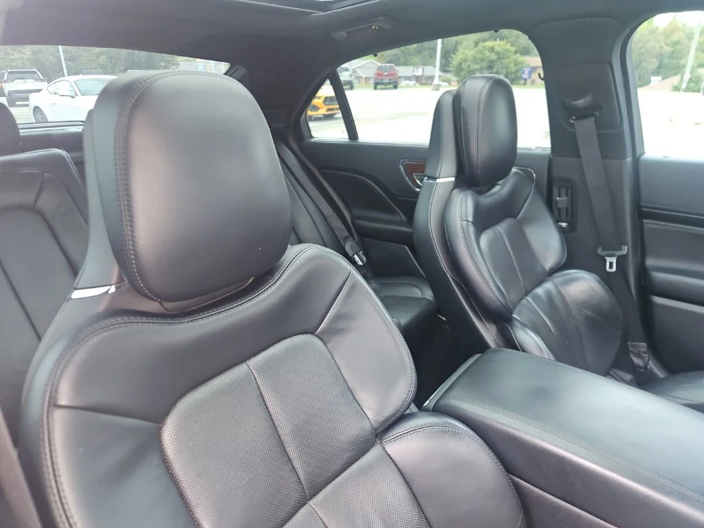 Used 2019 White Lincoln Reserve image 6