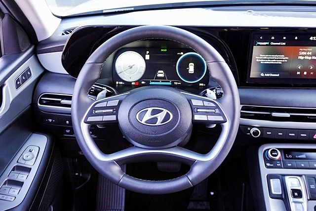 Used 2025 Silver Hyundai SEL Premium image 21