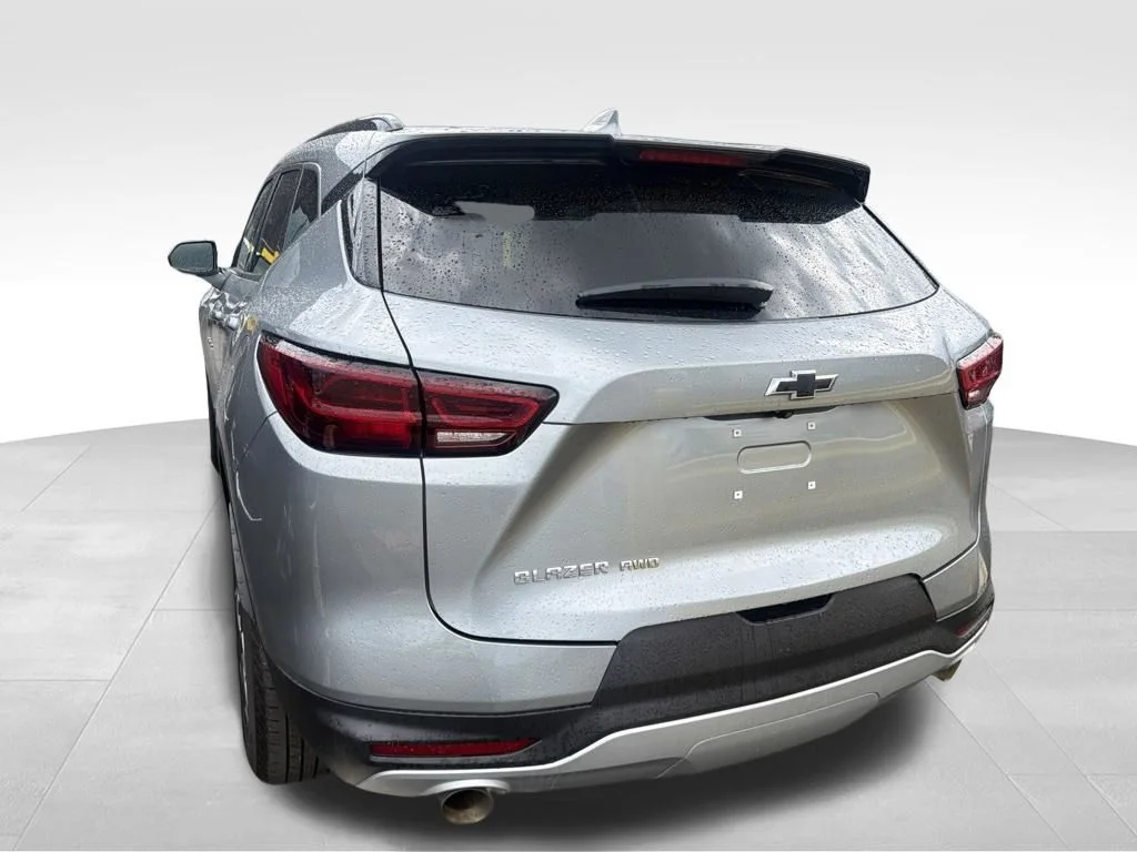 Used 2023 Gray Chevrolet LT image 3