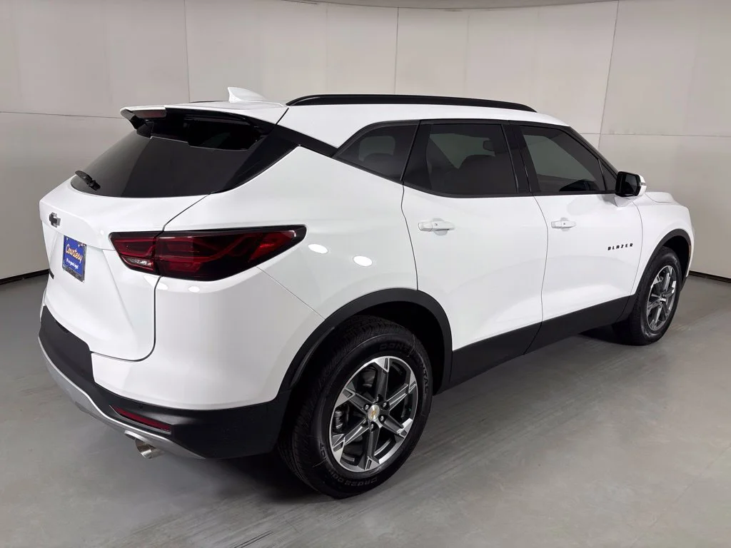 New 2026 Summit White Chevrolet 3LT image 10