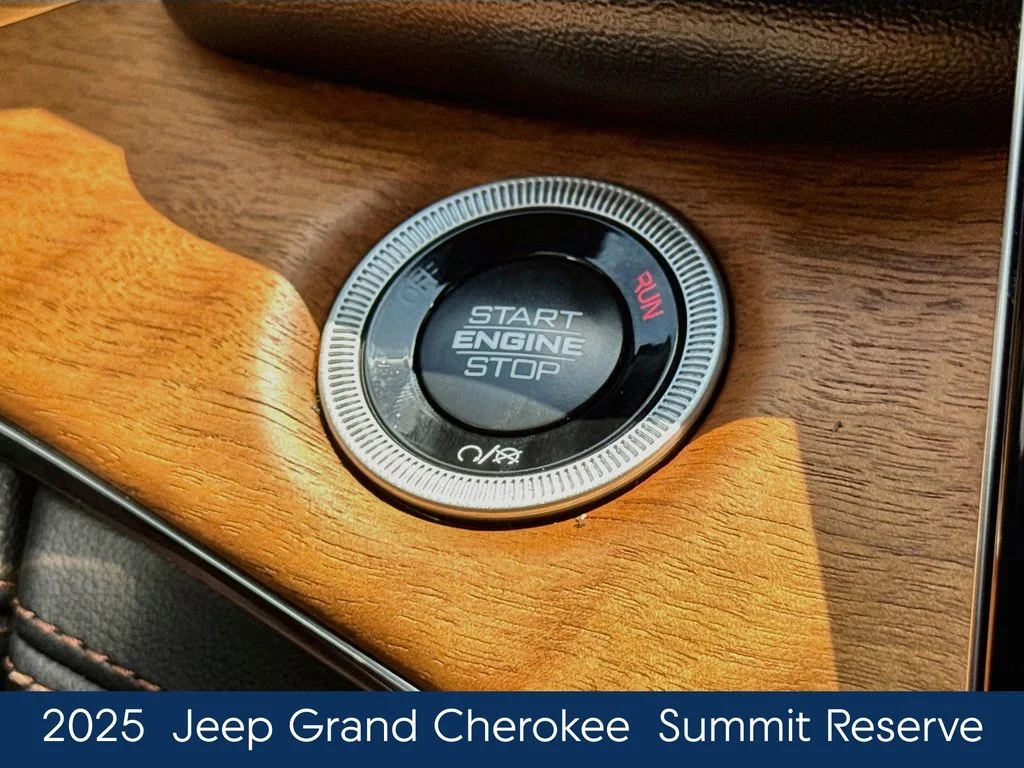 Used 2025 White Jeep Summit Reserve image 22