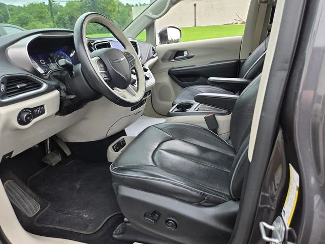 Used 2017 Gray Chrysler Limited image 10