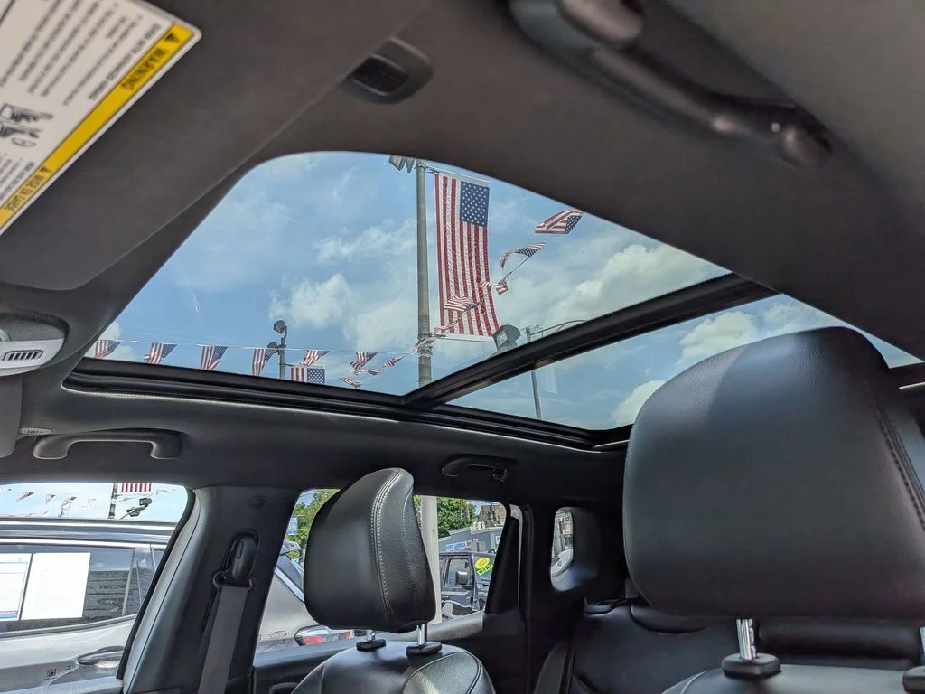 Used 2023 White Jeep Limited image 19