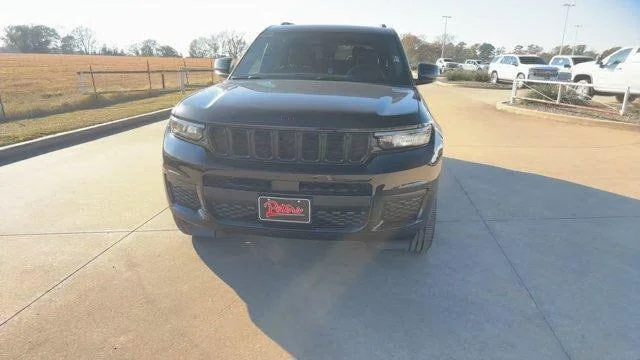 New 2025 Diamond Black Crystal Pearl-Coat Exterior Paint Jeep Altitude X image 16