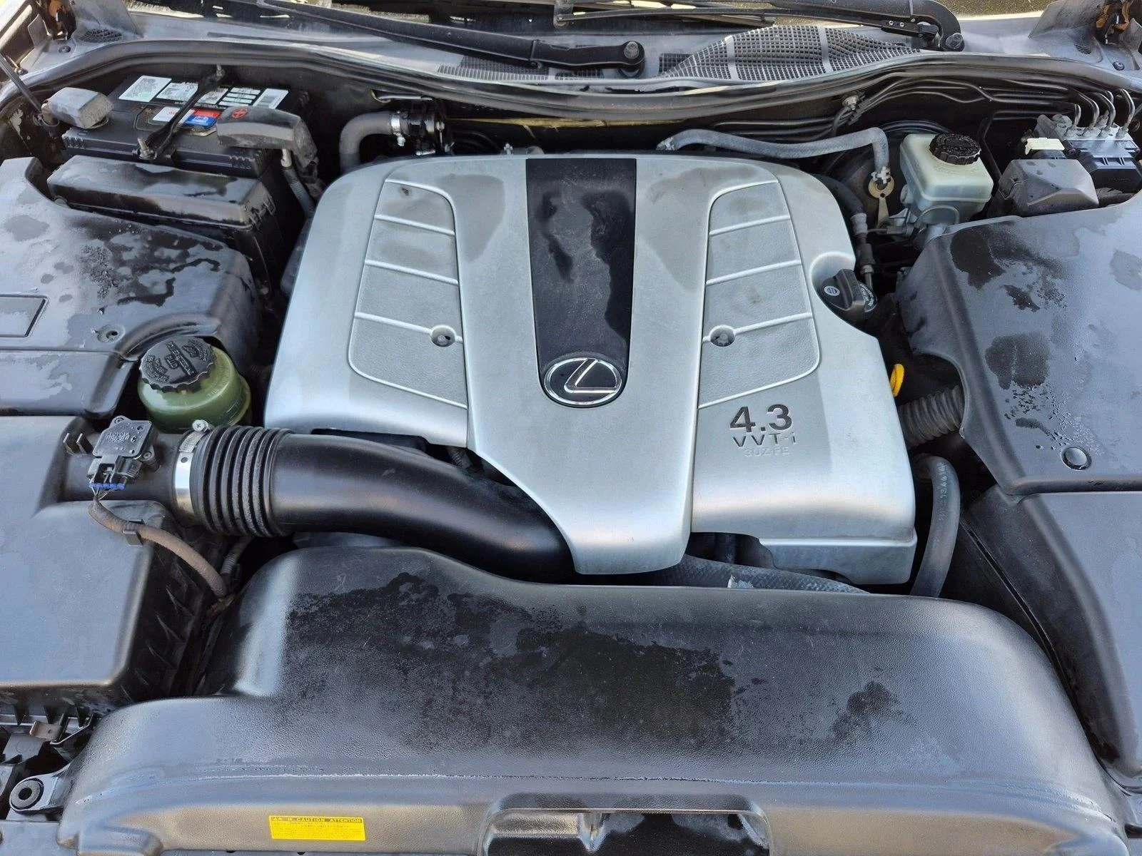Used 2004 Silver/Gray Lexus  image 23