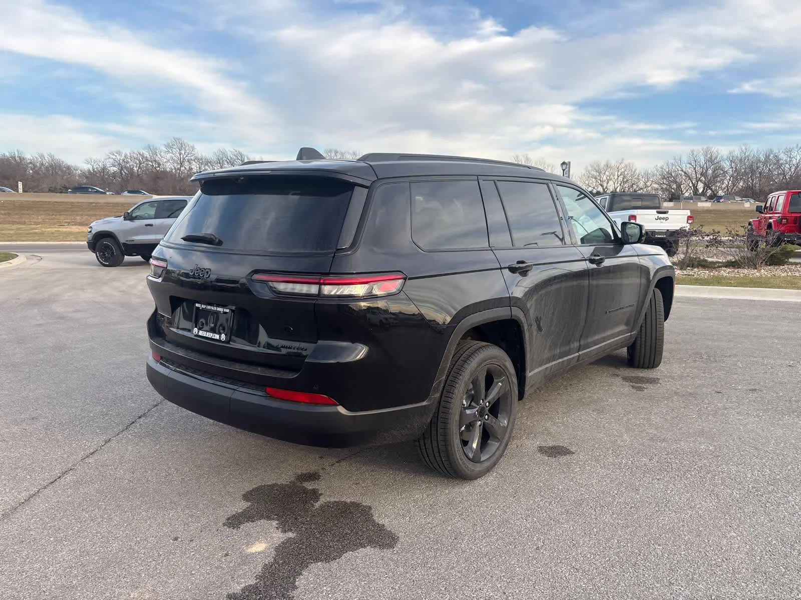 New 2025 Diamond Black Crystal Pearl-Coat Exterior Paint Jeep Limited image 9