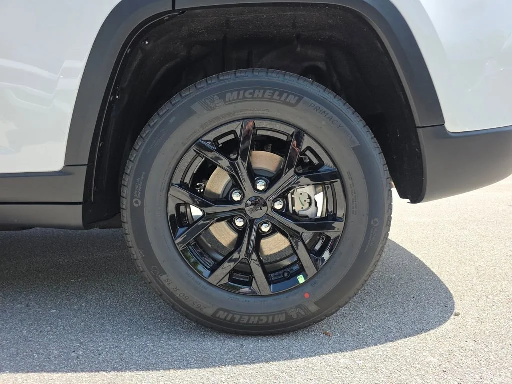 New 2026 Bright White Clear-Coat Exterior Paint Jeep Laredo Altitude image 6