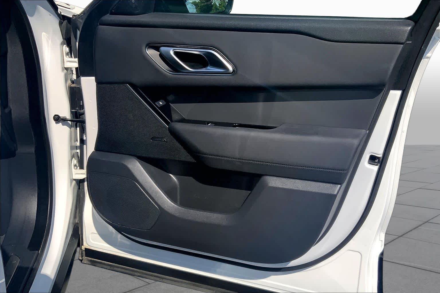 Used 2025 Ostuni Pearl White Land Rover Dynamic SE image 23