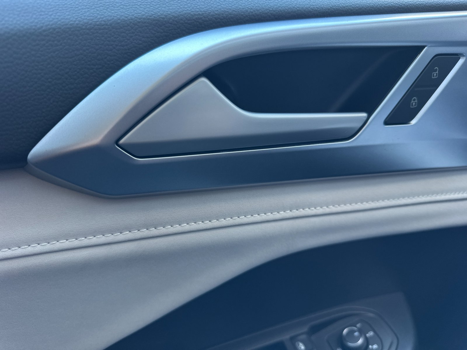 New 2026 Pure White Volkswagen SE image 9