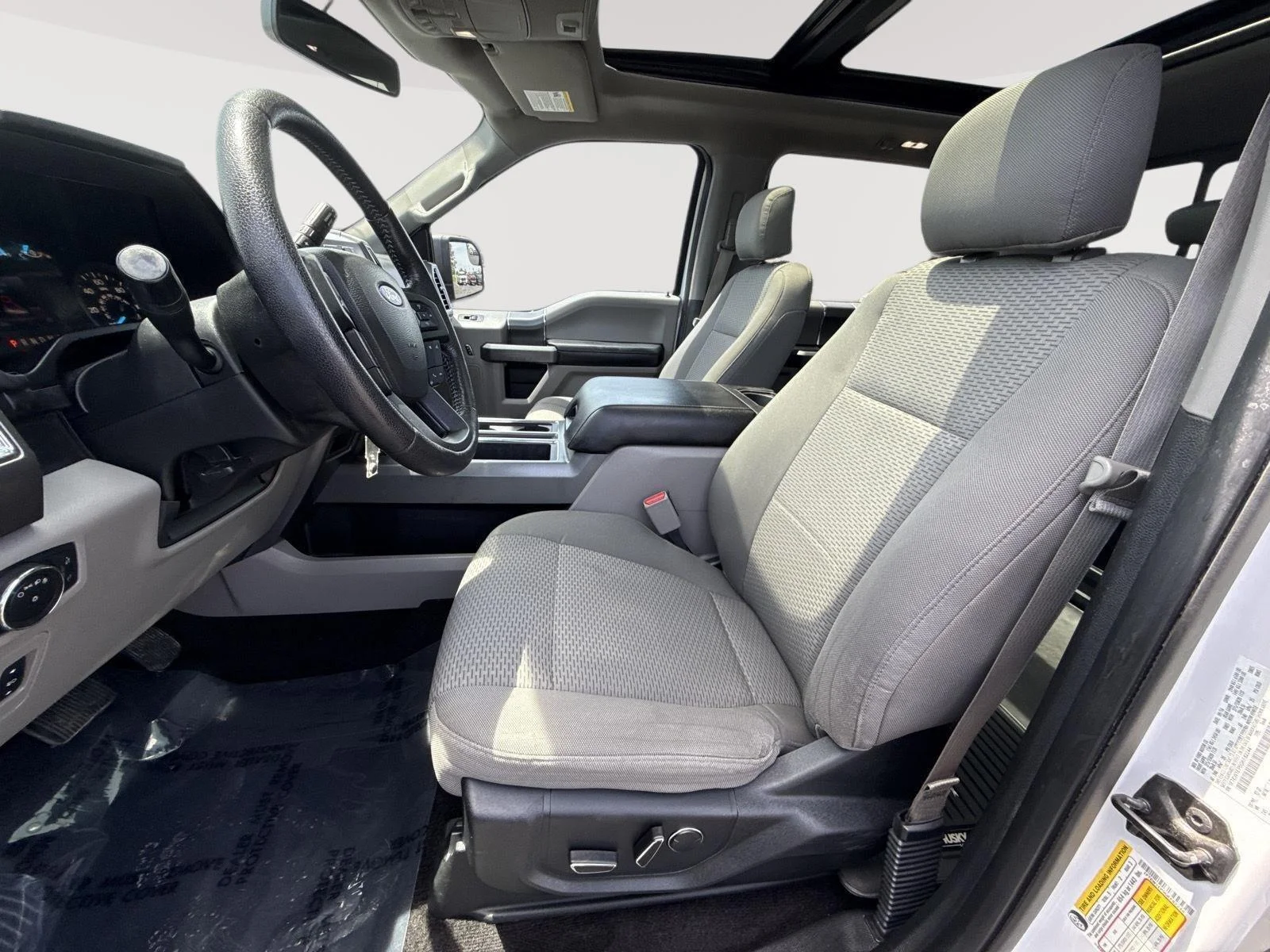 Used 2016 Oxford White/Magnetic Metallic Ford XLT image 3