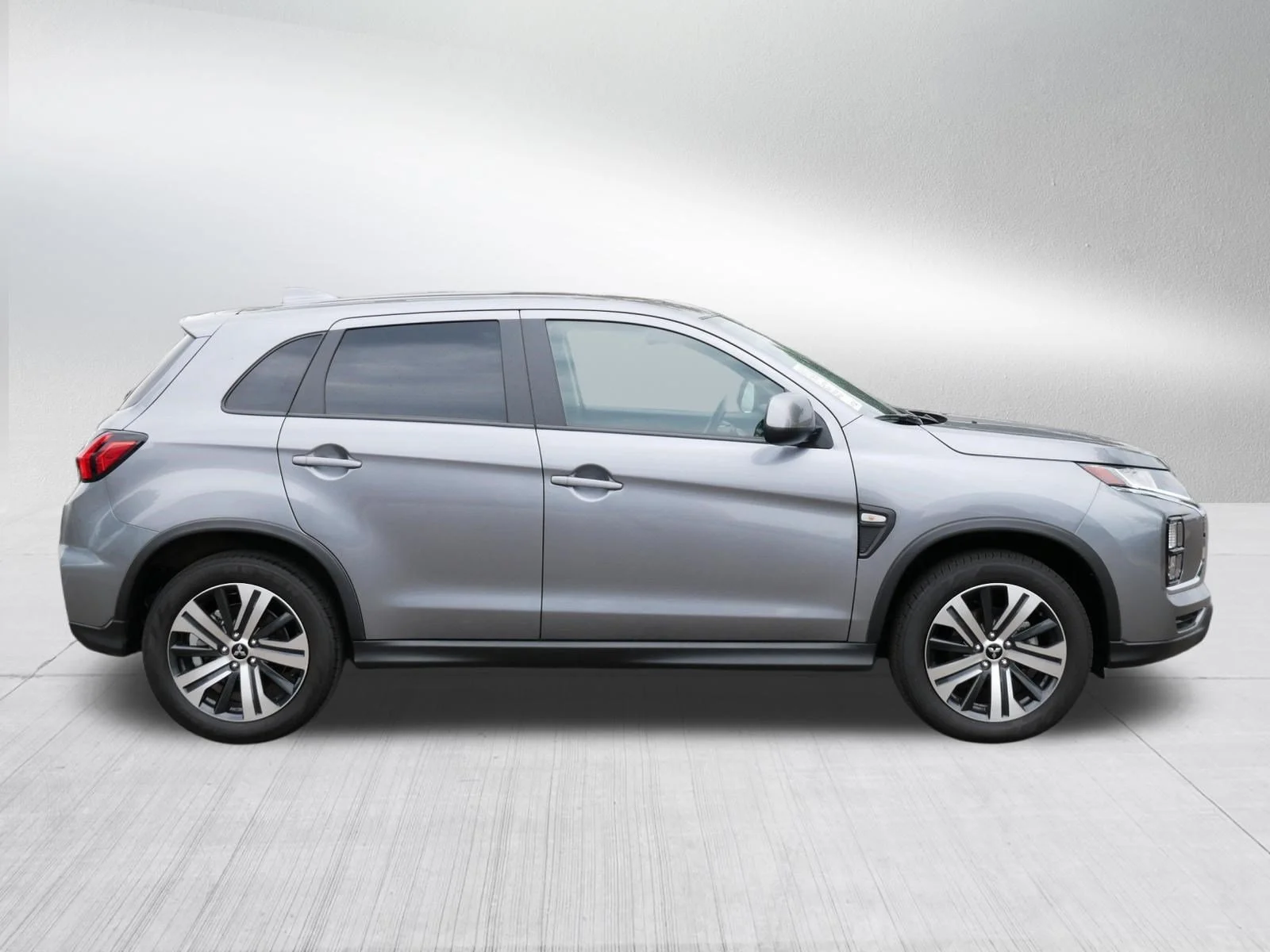 Used 2025 Mercury Gray Metallic Mitsubishi ES image 8