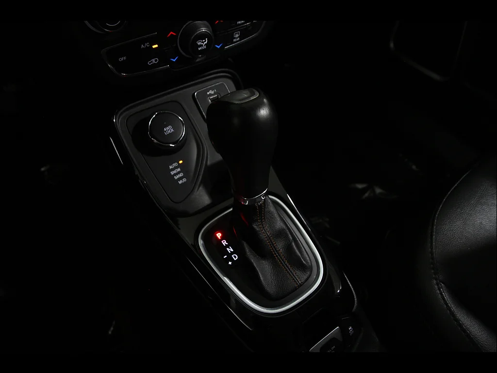 Used 2020 Diamond Black Crystal Pearl Coat Jeep Limited image 19