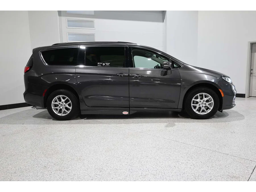 Used 2022 GRAY Chrysler Touring L Mobility Handicap Van image 5