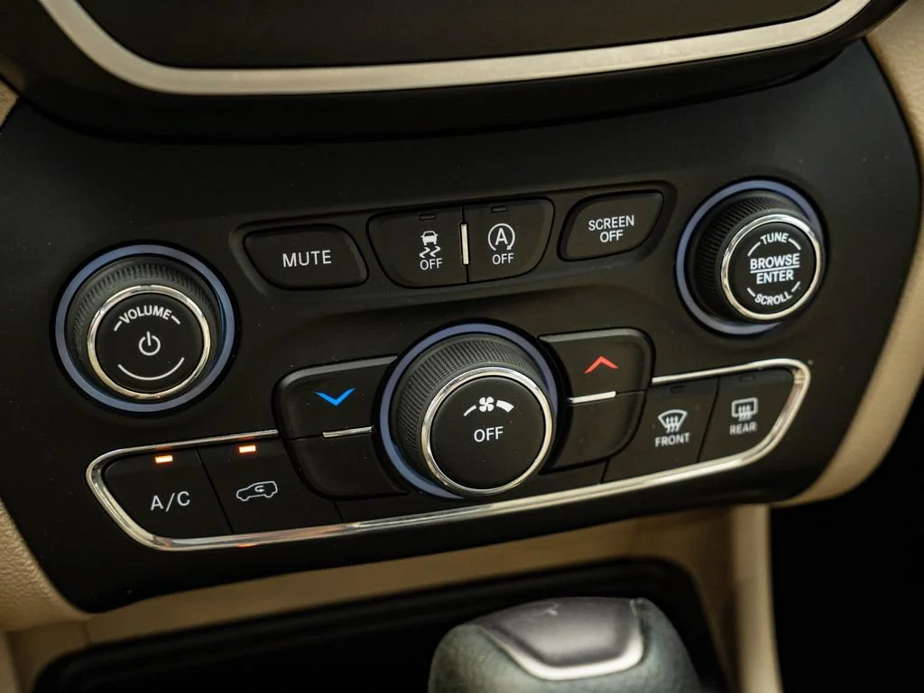 Used 2019 Bright White Clear Coat Jeep Latitude image 35