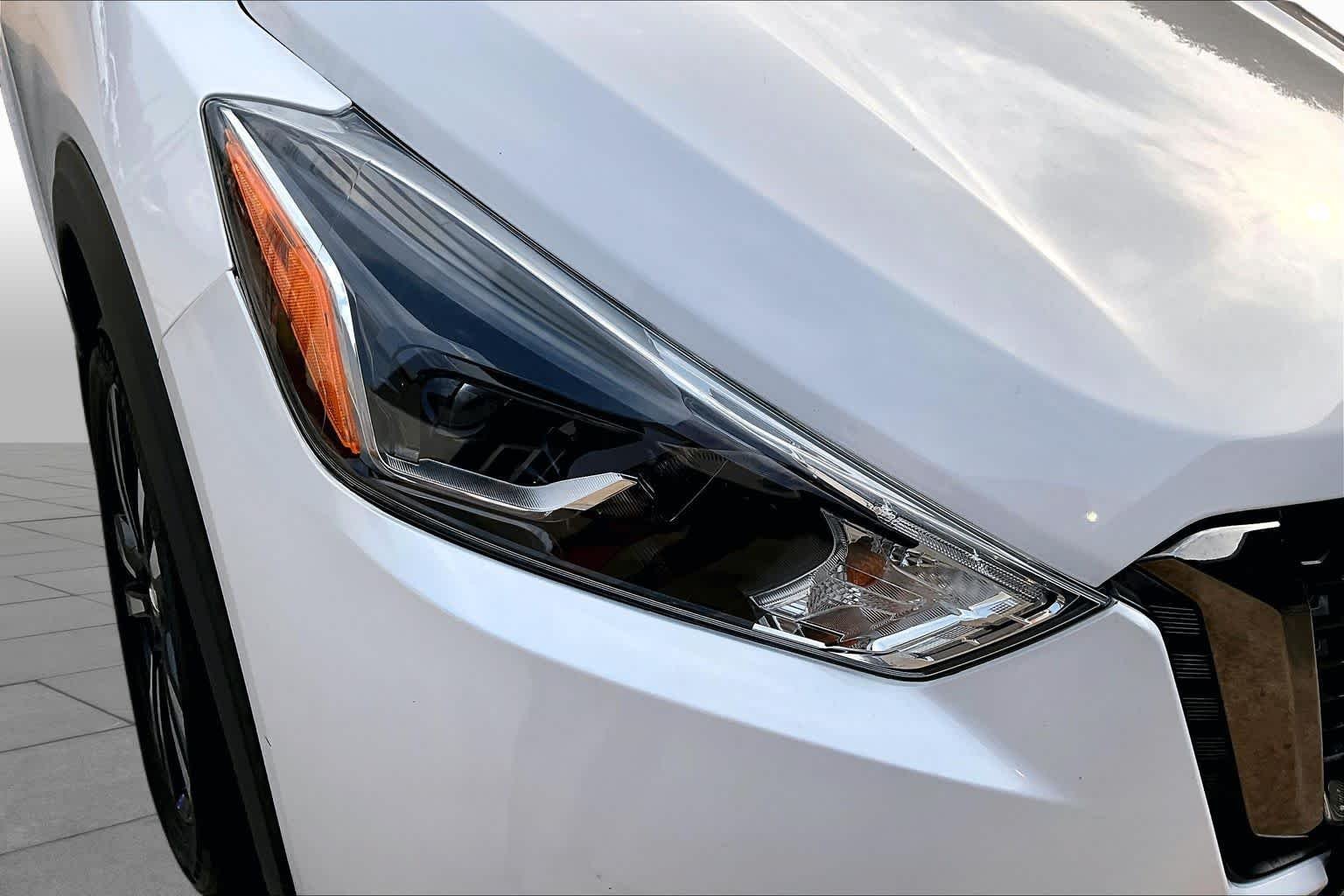 Used 2020 Aspen White/Super Black Nissan SR image 26