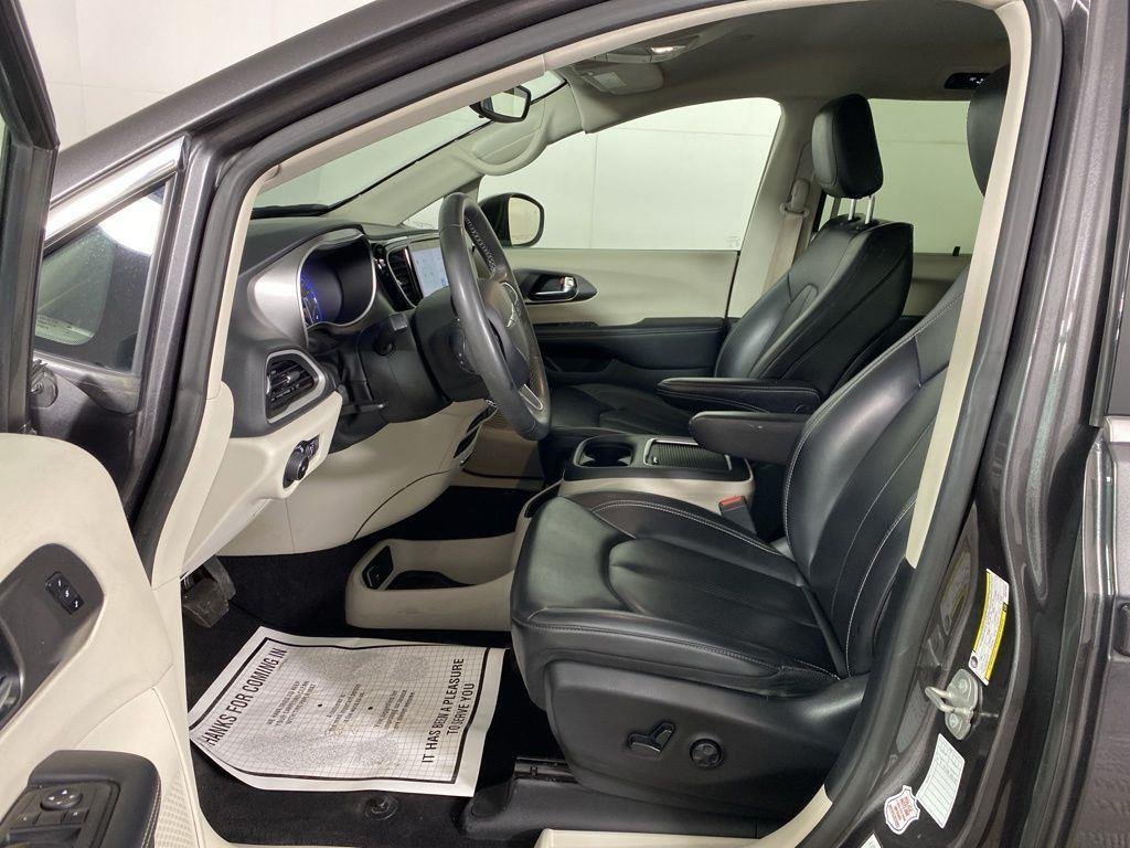Used 2023 Crystal Metallic Chrysler Touring L image 9