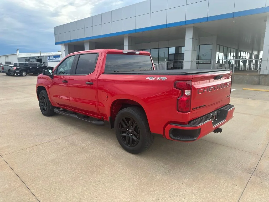 Used 2022 Red Chevrolet Custom image 25