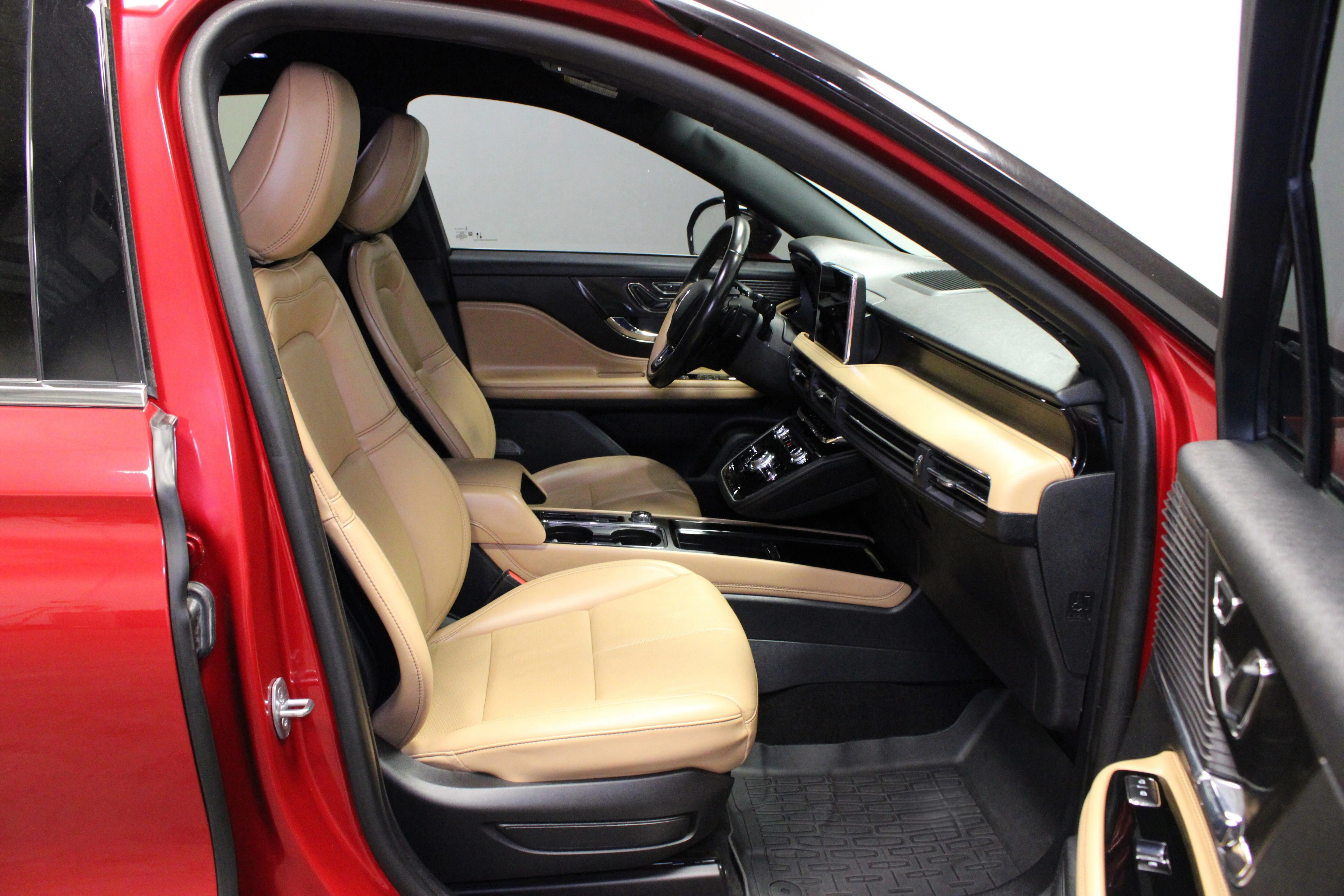 Used 2022 Red Lincoln Reserve image 14