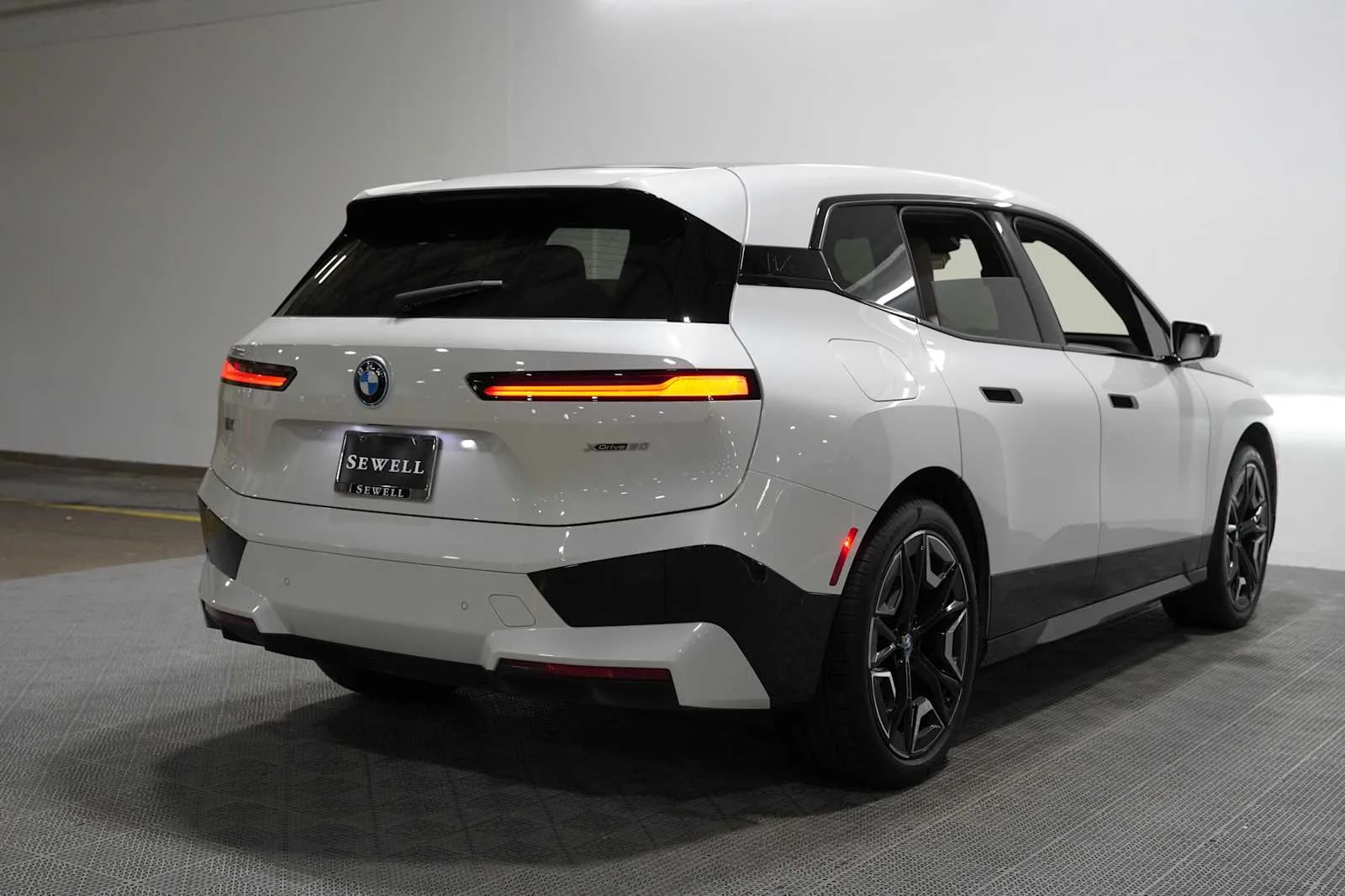 Certified Used 2024 Mineral White Metallic BMW xDrive50 image 5