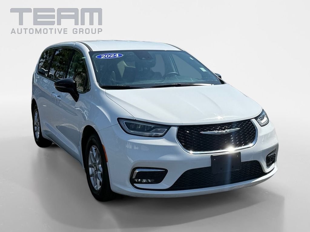 2024 Chrysler Pacifica Touring L's photo