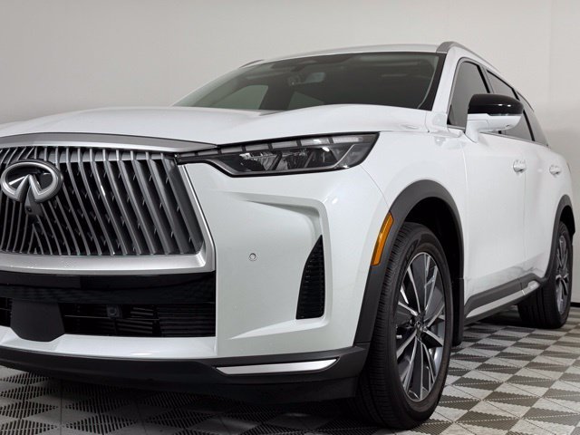 New 2026 RADIANT WHITE INFINITI Luxe FWD image 5