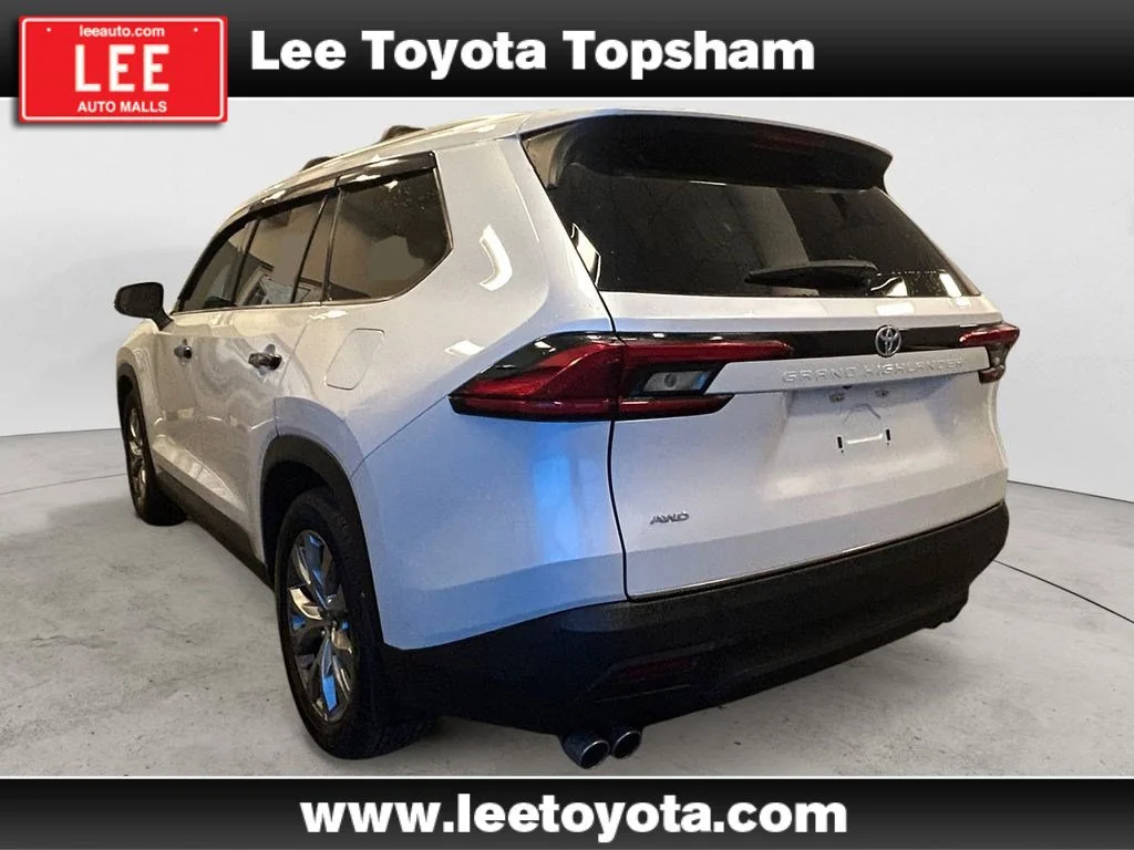 Used 2024 Pearl Toyota XLE image 3